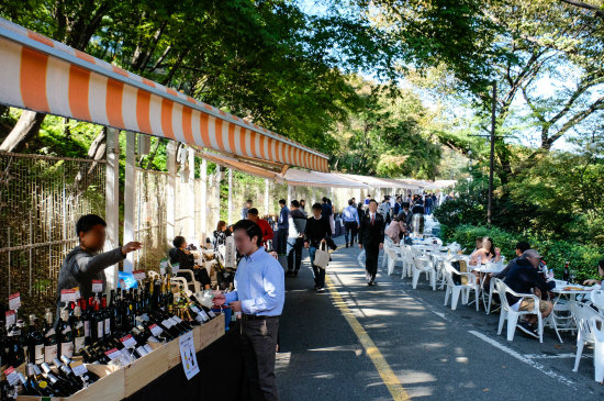 2017년 광장동 워커힐 호텔의 피자힐 삼거리 부근에서 열린 와인페어 현장. 세계 각국의 와인을 시음해보고 합리적인 가격에 구매할 수 있다. 사진제공｜워커힐 호텔앤리조트