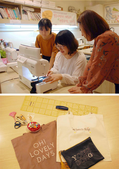 서울 중구 창경궁로의 ‘소잉 팩토리 1호점’에서 퇴근 후 직장인들이 자신만의 소품을 만들기 위해 미싱 이용법을 배우고 있다. 소잉팩토리 제공