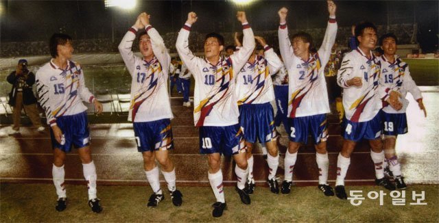 1994 히로시마 아시아경기 남자 축구 8강전에서 한국 대표 선수들이 일본에 3-2로 극적인 승리를 거둔 뒤 기뻐하고 있다. 동아일보DB