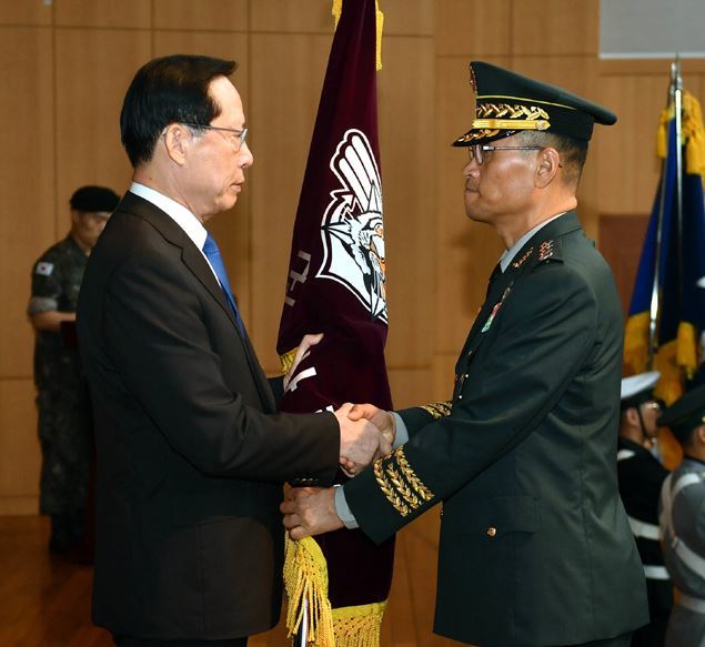 사진=송영무 국방부 장관(왼쪽)과 남영신 신임 국군기무사령관. 국방부 제공