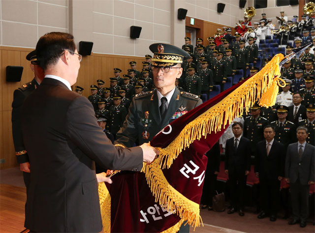 국군기무사령부를 대체할 군사안보지원사령부 창설식이 1일 경기 과천의 옛 기무사 청사에서 열렸다. 송영무 국방부 장관(왼쪽)이 남영신 초대 안보지원사령관에게 부대기를 수여하고 있다. 사진공동취재단