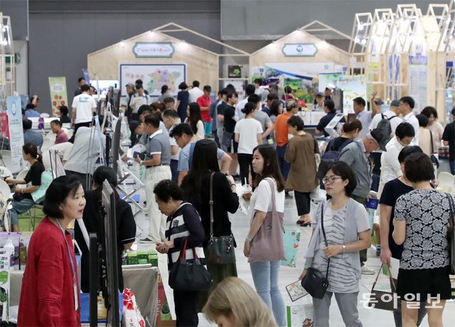 국내 최대 창농 박람회인 ‘2018 A FARM SHOW(에이팜쇼)―창농·귀농 박람회’에는 8월 31일∼9월 2일 가족 단위 
관람객이 대거 몰리며 성황을 이뤘다. 관람객들이 서울 서초구 양재동 aT센터에 마련된 전시장을 둘러보고 있다. 김재명 기자 base@donga.com