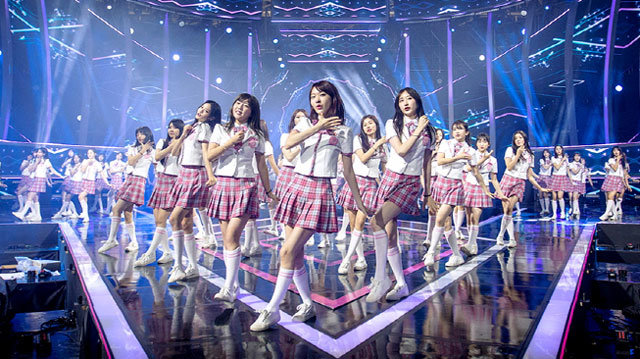 지난달 31일 Mnet ‘프로듀스48’ 최종회에서 연습생들이 주제곡 ‘내꺼야’를 열창하고 있다. Mnet 제공