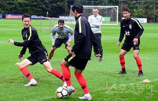 벤투 감독이 이끄는 남자 축구대표팀이 3일 파주 국가대표트레이닝센터(NFC)에서 첫 소집됐다. 축구대표팀이 벤투 감독(오른쪽 두 번째)이 지켜보는 가운데 훈련을 하고 있다. 파주｜김민성 기자 marineboy@donga.com