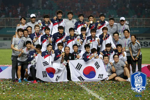 2018자카르타-팔렘방아시안게임 한국 남자 축구대표팀과 김학범 감독(가운데)이 시상식 후 사진 촬영을 하고 있는 모습. 사진제공｜대한축구협회