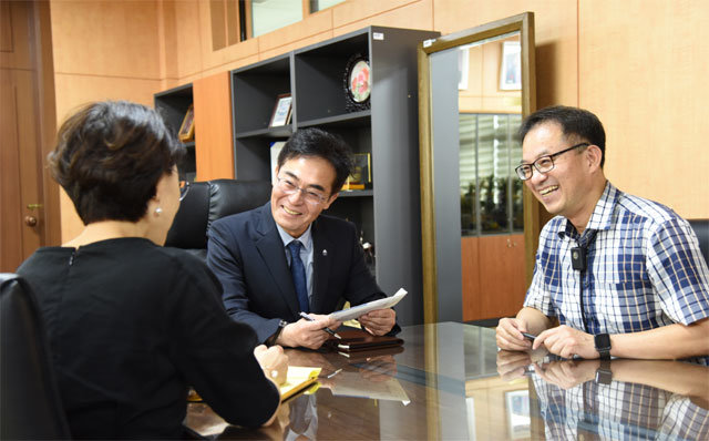조명우 인하대 총장(가운데)이 3일 정대용 재료화학공학과 교수(오른쪽)와 대학 발전 방안에 대해 논의하고 있다. 인하대 제공