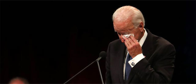 조 바이든 전 미국 부통령이 지난달 30일 애리조나주 노스피닉스 침례교회에서 열린 존 매케인 상원의원 추모식에서 추모사를 읽던 중 손수건으로 눈물을 닦고 있다. CBS 방송 사이트 캡처
