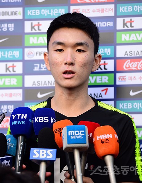 2018자카르타-팔렘방아시안게임을 통해 한국축구의 차세대 미드필더로 떠오른 황인범이 이제 더 높은 곳을 바라본다. 새로 발탁된 축구국가대표팀을 넘어 유럽 무대까지 조심스레 다가가겠다는 뜻을 내비쳤다. 사진은 4일 파주 국가대표트레이닝센터에서 취재진과 인터뷰를 하고 있는 황인범. 파주｜김민성 기자 marineboy@donga.com