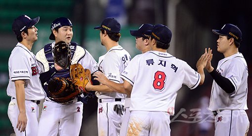 4일부터 재개된 KBO리그 10개 구단의 잔여경기는 30게임 안팎이다. 시즌 초반에는 긴 연패에 빠져도 만회할 기회가 있었지만, 지금은 아니다. 무엇보다 충격적인 패배에 따른 좌절감을 빨리 털어낼 수 있는 ‘멘탈’도 순위싸움에 큰 영향을 미칠 전망이다. 스포츠동아DB