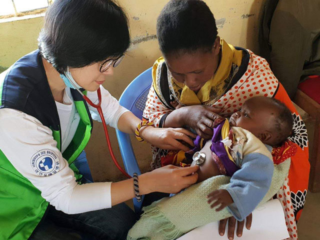 삼천포제일병원 의료봉사단을 이끈 김송자 원장(왼쪽)이 아프리카 케냐에서 어린이를 진료하고 있다. 제이카 제공