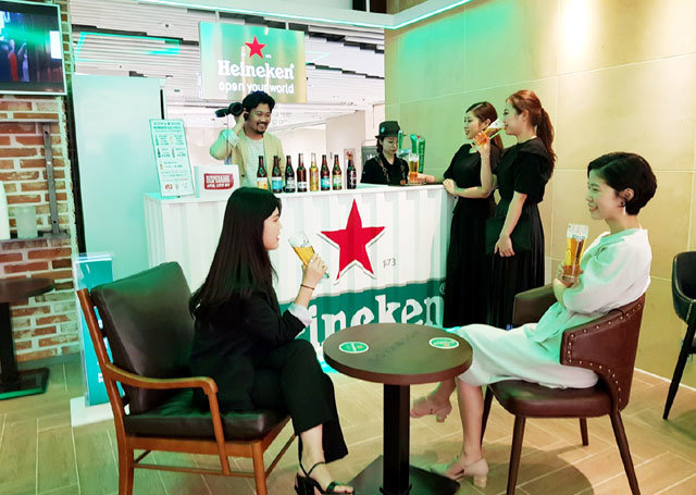 4일 대구 북구 롯데백화점 대구점 지하 1층 ‘카페&드래프트 하우스’에서 여성 손님들이 맥주를 마시고 있다. 롯데백화점 대구점 제공