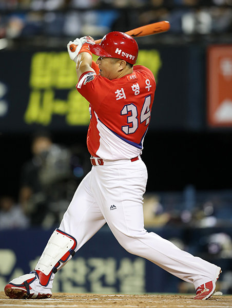 2018자카르타-팔렘방아시안게임 기간 휴식기를 가졌던 KBO리그가 4일 재개됐다. KIA 타이거즈 중심타자 최형우가 잠실구장에서 열린 두산 베어스 원정경기에서 8회초 1사 만루 때 2타점 적시타를 터뜨리고 있다. 피 말리는 5위 싸움을 하고 있는 KIA는 10-5로 승리하며 귀중한 1승을 추가했다. 사진제공｜스포츠코리아