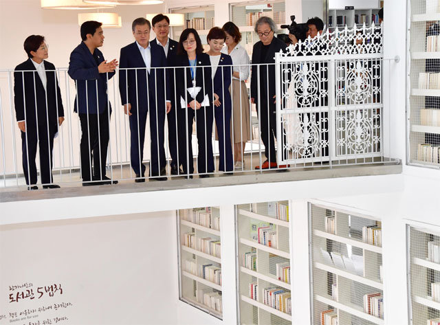 문재인 대통령(왼쪽에서 세 번째)이 4일 오후 서울 은평구의 구립 구산동도서관마을에서 열린 ‘대한민국 국민생활 SOC 현장방문, 동네건축 현장을 가다’ 행사에 참석해 도서관을 둘러보고 있다. 청와대사진기자단
