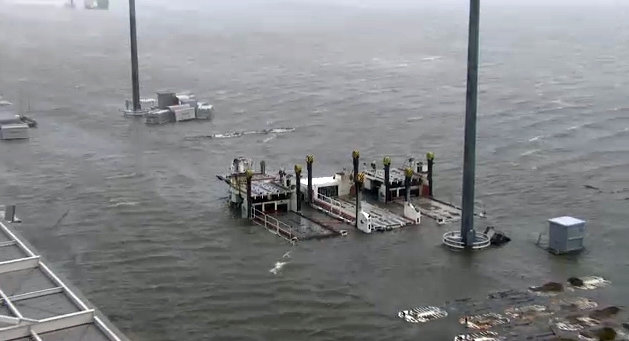 간사이공항 폐쇄 장기화? “年 3000만명 이용…관광산업에 빨간불” /태풍 제비의 직격탄을 맞아 물에 잠긴 간사이공항 모습.NHK 캡처.
