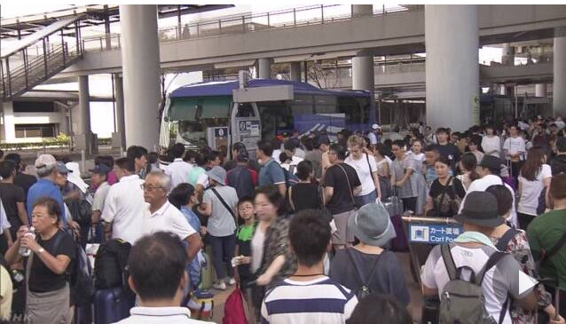 간사이공항 탈출자 사연 ‘먹먹’…“하와이 결혼식 취소·첫 해외여행 좌절”/간사이공항을 버스로 탈출한 이용객들 모습. NHK 캡처.