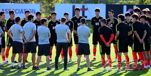 벤투 감독이 이끄는 남자 축구대표팀 5일 파주 국가대표트레이닝센터(NFC)에서 훈련을 가졌다. 대표팀 선수들이 벤투 감독의 훈련내용을 전달받고 있다. 파주｜김민성 기자 marineboy@donga.com