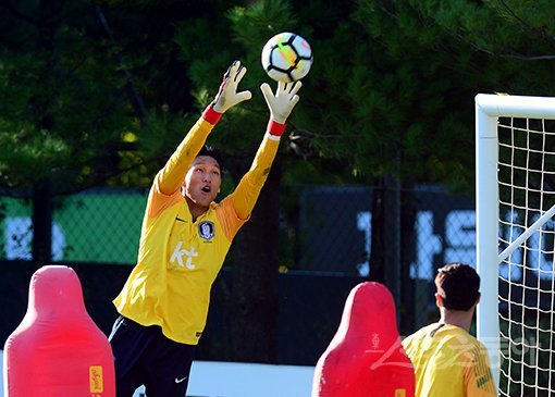 축구국가대표팀 골키퍼 김승규가 5일 파주 국가대표트레이닝센터(NFC)에서 훈련에 집중하고 있다. 조현우의 부상 낙마로 김승규에게는 좋은 기회가 주어졌다. 파주｜김민성 기자 marineboy@donga.com