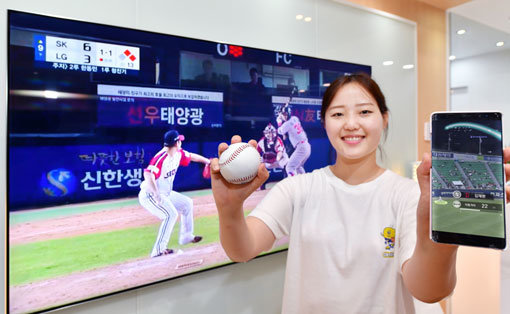 프로야구 중계가 실감미디어 기술로 진화하고 있다. 사진은 SK브로드밴드의 모바일 동영상 서비스 ‘옥수수’ 내 ‘인공지능(AI) 데이터 분석 방송’ 생중계 채널. 사진제공｜SK브로드밴드