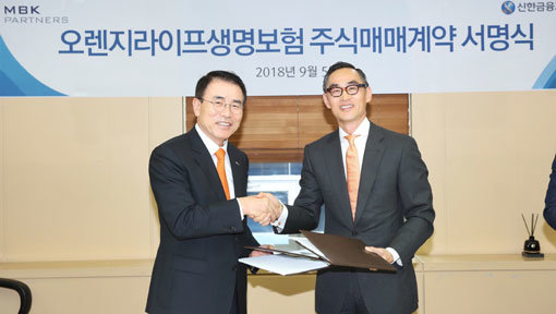 조용병 신한금융지주 회장(왼쪽)과 윤종하 라이프투자유한회사 대표이사가 인수 계약 체결 후 포즈를 취하고 있다. 사진제공｜신한금융지주