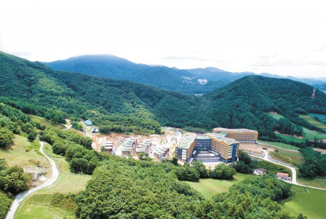 강원 평창 대관령에 위치한 ‘라마다 평창 호텔&스위트’는 대지 3만6296㎡, 연면적 5만1649㎡의 대단위 규모로 일반 객실 644실과 별장형 풀빌라 34실 등 총 678실 전체를 테라스, 멀티 룸으로 구성하였다. ‘라마다 평창 호텔&스위트’의 실제 현장 모습.