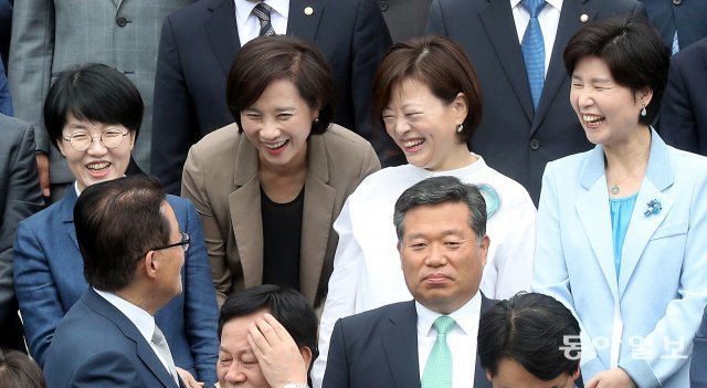 박지원 민주평화당 의원이 기념사진 촬영에 참석한 박선숙(뒷줄 왼쪽부터), 유은혜, 진선미, 백혜련 의원과 웃으며 이야기를 나누고 있다.