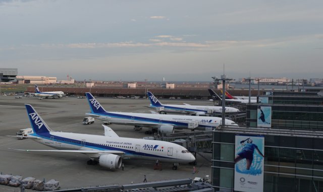 일본 도쿄 하네다공항 국제선터미널에 운항을 앞둔 항공기가 대기하고 있다. 도쿄=서형석기자 skytree08@donga.com