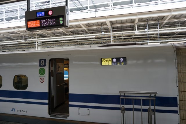 일본 오사카의 신오사카역에 도카이도신칸센 도쿄행 열차가 출발을 기다리고 있다. 오사카=서형석 기자 skytree08@donga.com