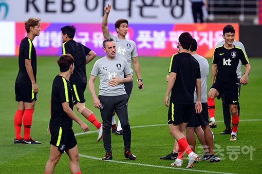 7일 코스타리카와 평가전을 갖는 한국 축구대표팀이 6일 고양종합운동장에서 적응훈련을 가졌다. 벤투 감독이 선수들의 훈련을 준비하고 있다. 고양｜김종원 기자 won@donga.com