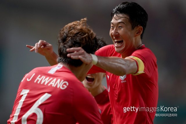 손흥민(오른쪽)과 황의조는 2018자카르타-팔렘방아시안게임 축구대표팀에서 환상의 호흡을 자랑하며 우승을 이끌었다. 이들의 다음 과제는 파울루 벤투 감독 체제로 변신한 A대표팀에서 공격진을 이끄는 것이다. 7일 고양종합운동장에서 열리는 코스타리카와 평가전이 그 시험무대다. 사진=게티이미지코리아