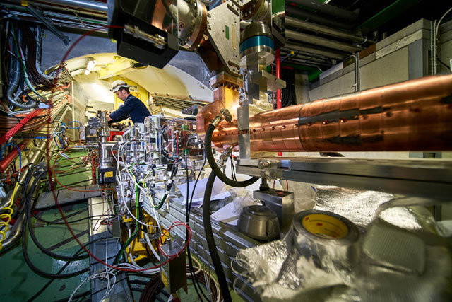 유럽입자물리연구소(CERN)에 설치된 어웨이크(AWAKE) 실험장비. 금속 기체로 플라스마를 만든 뒤 일종의 파도를 일으켜 전자를 가속시킬 수 있다. 미래의 소형 가속기에 응용할 수 있을 것으로 기대된다. 유럽입자물리연구소 제공
