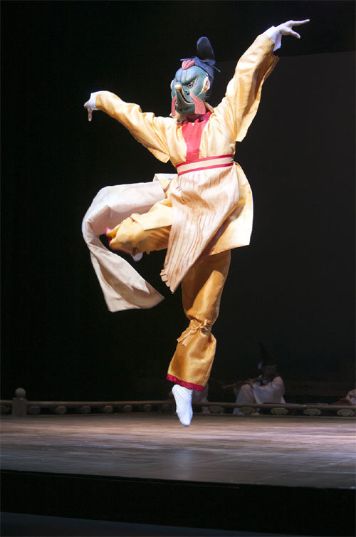 인도에서 중국, 한국을 거쳐 일본에 정착한 인도 신화에 등장하는 전설의 새 ‘가루다’ 춤. 한일문화교류회의 제공