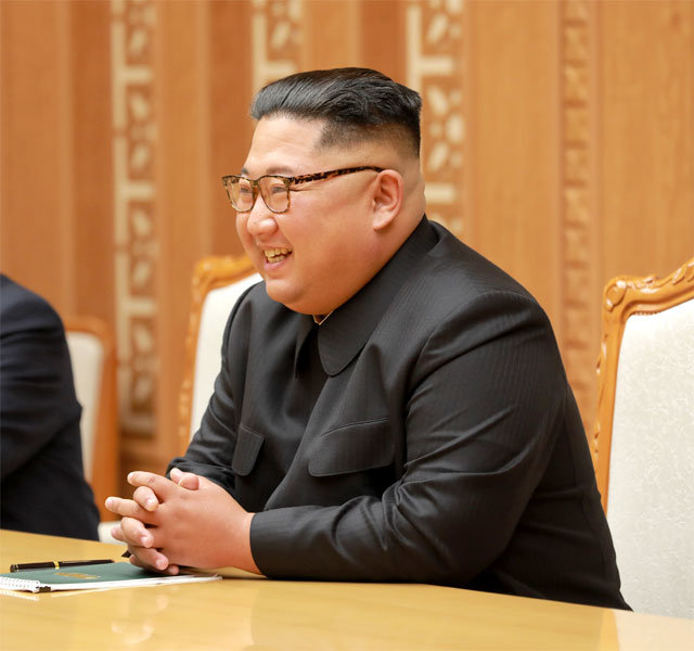 김정은 북한 국무위원장이 5일 평양을 찾은 문재인 대통령의 대북 특별사절단을 만나 환담을 나누고 있다. 청와대 제공