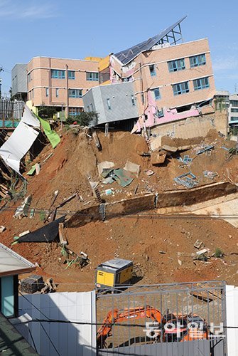 7일 오전 서울 동작구 상도초등학교 병설유치원 건물이 위태로운 모습을 보이고 있다. 안철민 기자 acm08@donga.com