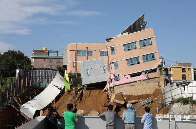 유치원 건물이 기울어지는 사고가 발생한지 하루가 지난 7일 오전 서울 동작구 상도초등학교 병설유치원 건물이 위태로운 모습을 보이고 있다. 사진=안철민 기자 acm08@donga.com