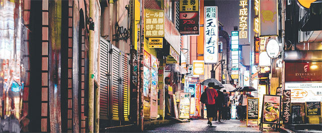 일본 도시 뒷골목의 밤 풍경. 책 ‘거리의 인생’에는 바에서 쇼를 하는 트랜스젠더나 성매매를 하며 가족을 부양하는 여성, 노숙인 등 뒷골목 인생과 소수자의 이야기가 담겼다. 저자는 이들에게 다가가면서도 적절한 거리를 유지하며 진솔한 이야기를 이끌어낸다. 위즈덤하우스 제공