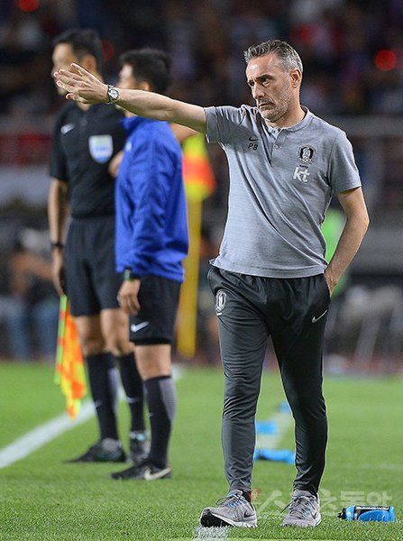 7일 경기도 고양시 고양종합운동장에서 대한민국 축구대표팀과 코스타리카의 평가전이 열렸다. 후반 대한민국 벤투 감독이 선수들에게 작전 지시를 하고 있다. 고양｜김진환 기자 kwangshin00@donga.com