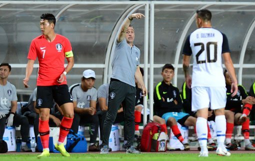 7일 경기도 고양시 고양종합운동장에서 벤투 감독의 데뷔전인 한국과 코스타리카의 평가전이 열렸다. 한국 벤투 감독이 선수들에게 작전을 지시하고 있다. 고양｜김민성 기자 marineboy@donga.com