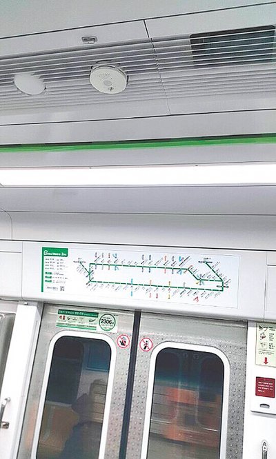 지하철 2호선에 설치된 파인파이어의 열·연기 복합 R형(주소형) 감지기.