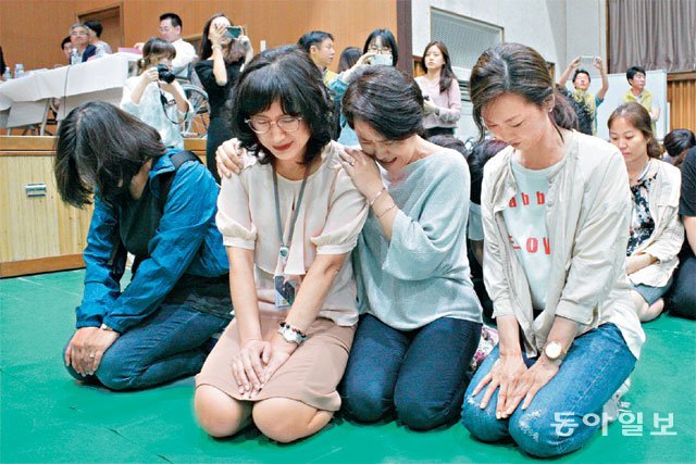 지난해 9월 5일 강서구 특수학교 설립을 호소하며 무릎을 꿇은 엄마들. 동아일보DB