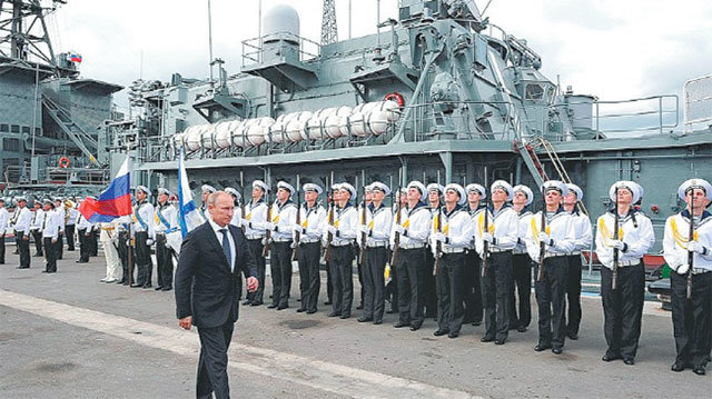 블라디미르 푸틴 러시아 대통령이 2014년 9월 보스토크 전략훈련에 참석해 해군을 사열하고 있다. 사진 출처 러시아 크렘린(대통령궁) 홈페이지