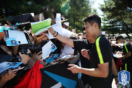 숱한 감동 스토리를 만들어낸 2018자카르타-팔렘방아시안게임이 끝난 뒤 모처럼 축구 열기가 불타오르고 있다. 8일 파주NFC에서 열린 오픈트레이닝에는 1100여 명이 찾아왔다. 사진제공｜대한축구협회