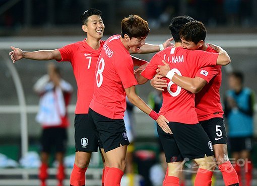 남태희(왼쪽 세 번째·8번)가 7일 코스타리카와의 평가전에서 한국의 두 번째 골을 넣은 뒤 정우영(5번)과 얼싸안으며 기뻐하고 있다. 파울루 벤투 신임 감독은 데뷔전에서 2-0 승리를 거두며 자신의 색깔을 보여줬다. 스포츠동아DB