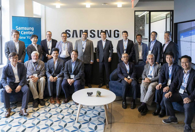 7일(현지 시간) 미국 뉴욕에서 열린 삼성전자 뉴욕 인공지능(AI) 연구센터 개소식에서 김현석 삼성전자 소비자가전(CE)부문장(사장·앞줄 왼쪽) 등 참석자들이 기념촬영을 하고 있다. 삼성전자 제공