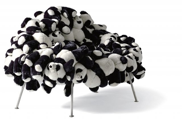 판다 의자(캄파냐 프라텔리-페르난도와 훔베르토) ⓒ Il Sole 24 ore s.r.l  귀여운 판다 인형을 모아서 만든 의자. 이밖에도 동물을 콘셉트로 한 다양한 디자인을 만날 수 있다