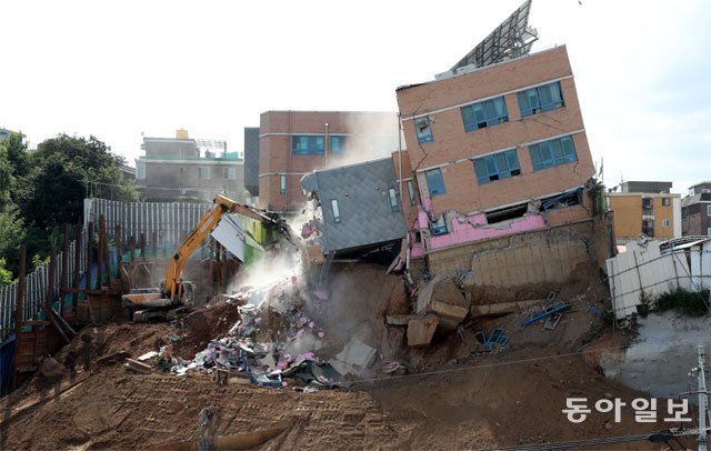 붕괴 유치원 철거작업 6일 오후 붕괴 사고가 일어난 서울 동작구 상도유치원에서 9일 압쇄기를 이용해 건물 철거 작업이 진행되고 있다. 건물 철거 작업은 10일 오후 마무리될 예정이다. 김동주 기자 zoo@donga.com
