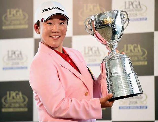 신지애가 일본여자프로골프(JLPGA)투어 메이저대회인 제51회 코니카 미놀타컵 LPGA챔피언십에서 우승한 뒤 트로피를 들어 보이고 있다. JLPGA투어 홈페이지 화면 캡처