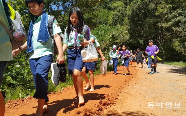 8일 서울 잠전초등학교 스카우트 학생들이 촉촉한 계족산 황톳길을 걷고 있다. 이기진 기자 doyoce@donga.com
