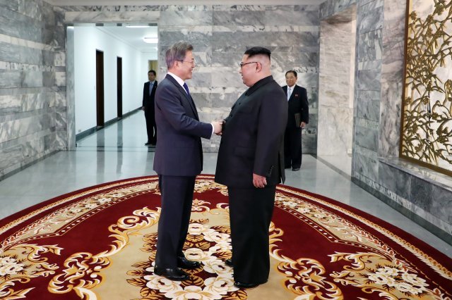 문재인 대통령과 김정은 북한 국무위원장이 5월 26일 오후 판문점 북측 통일각에서 2차 정상회담을 하기 앞서 악수를 하고 있다. 사진=청와대제공
