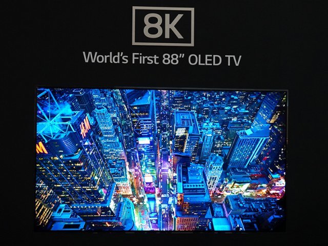 8K OLED TV를 공개한 LG전자.(출처=IT동아)