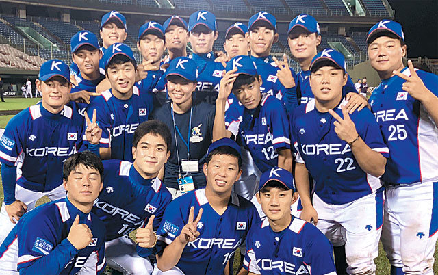 한국 청소년 야구 대표팀이 10일 일본 미야자키 산마린 스타디움에서 열린 제12회 아시아 청소년야구선수권대회 결승에서 대만을 꺾고 우승한 뒤 기뻐하고 있다. 대한야구소프트볼협회 제공